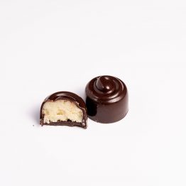 Umplutura din ciocolata alba cu pudra de iaurt deshidratat in ciocolata cu lapte/neagra.